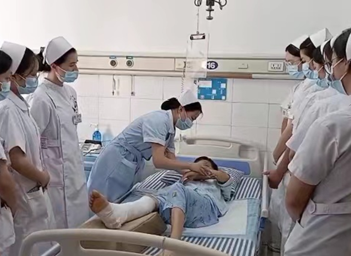 護理部舉辦實習(xí)護生護理教學(xué)查房及專題講座