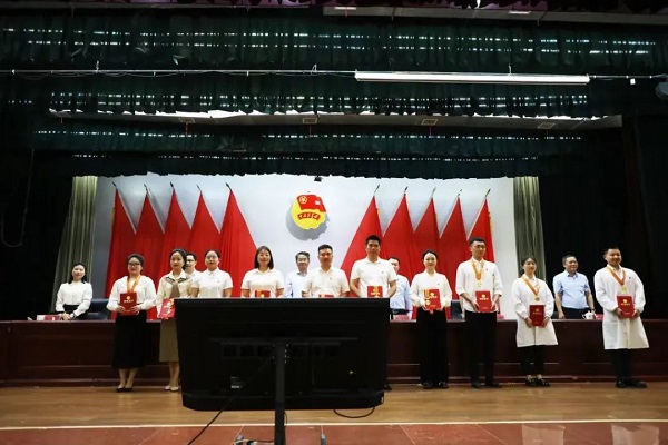 祝賀！我院黃偉翔醫(yī)生榮獲首屆“萬載青年五四獎(jiǎng)?wù)?rdquo;個(gè)人獎(jiǎng)