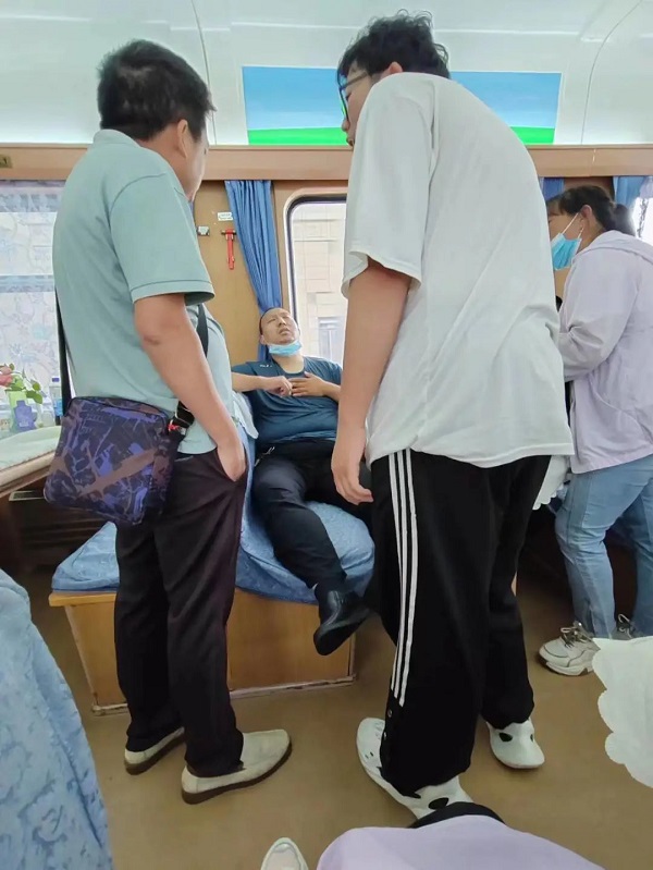 點(diǎn)贊！這名醫(yī)生在列車上緊急救人！
