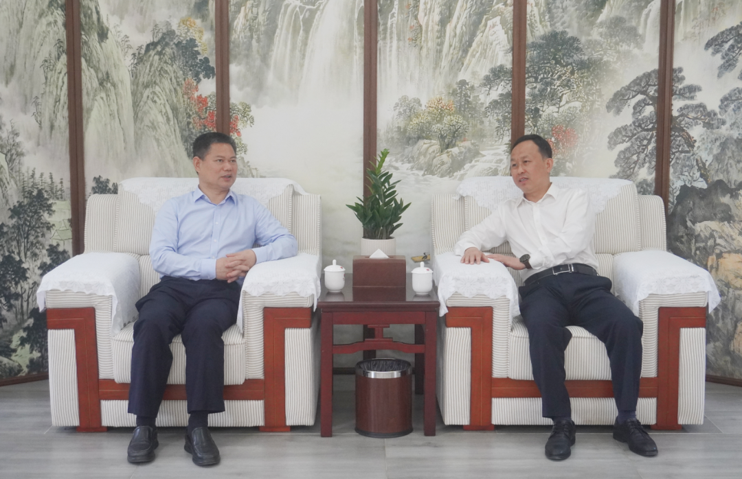 蔡海生與劉學(xué)軍就深入推進(jìn)?？h合作進(jìn)行座談交流