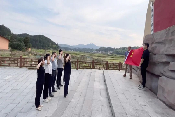 【主題黨日+】傳承紅色基因 情系老區(qū)人民——萬載縣人民醫(yī)院臨床第三黨支部開展主題黨日活動(dòng)