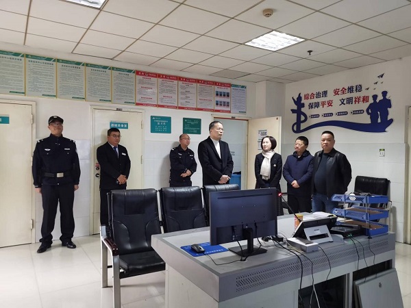 萬(wàn)載縣人民政府副縣長(zhǎng)、縣公安局長(zhǎng)黃彩勇帶隊(duì)調(diào)研萬(wàn)載縣人民醫(yī)院“平安醫(yī)院”建設(shè)情況